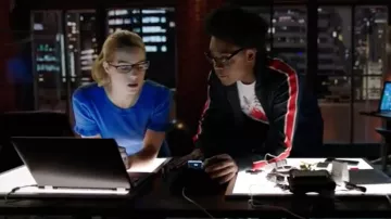 Le pull bleu Sandro de Felicity Smoak (Emily Bett Rickards) dans Arrow S06E19