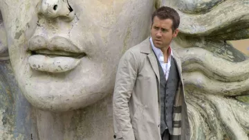 La chaqueta beige de Damian Hayes (Ryan Reynolds) en Renaissances