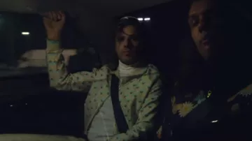 La veste blanche à motifs portée par OrelSan dans son clip video La Pluie