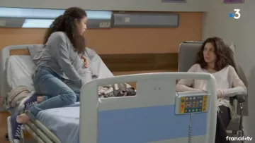 Zapatillas bajas azul marino de Mila (Malika Alaoui) en Plus belle la vie S14E3519