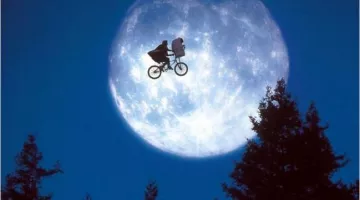 Vuelo nocturno de estatuillas de E.T. El alienígena