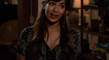 The top printed Aqua of Cece Parekh (Hannah Simone) in New Girl