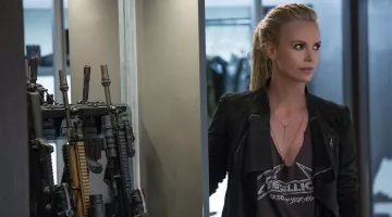 The t-shirt Metallica of Cipher (Charlize Theron) in Fast & Furious 8