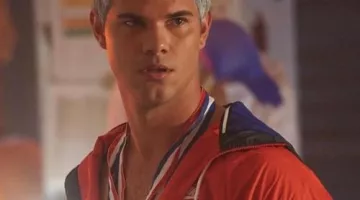 Chaqueta Nike del Dr. Cassidy Cascade (Taylor Lautner) en Scream Queens