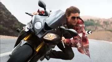 La chemise rouge de Ethan Hunt (Tom Cruise) dans Mission : Impossible - Rogue Nation