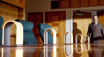 The desk lamp Koncept Mr. N LED in Better Call Saul