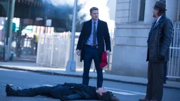 Le trench-coat bleu marine de James Gordon (Ben McKenzie) dans Gotham S01E17