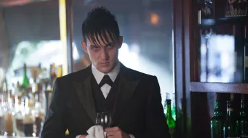 La cravatte croisée du pengouin Oswald Cobblepot dans Gotham