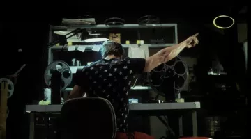 Le t-shirt "Rockstar bleu" de Tyler Durden (Brad Pitt) dans Fight Club