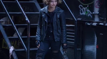 Le jean noir déchiré de Selina Kyle façon steampunk dans Gotham