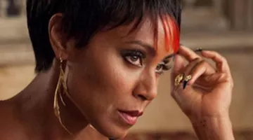 Les boucles d'oreilles plumes d'or de Fish Mooney dans Gotham