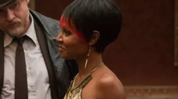 Les boucles d'oreilles longues plumes de Fish Mooney dans Gotham