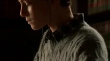 Le pullover torsadé Brooks Brothers porté par Bruce Wayne (Da­vid Ma­zouz) dans la série télé Gotham (Saison 1 Épisode 1)