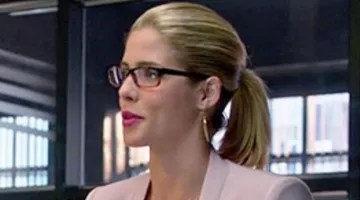 Los pendientes largos y rectos de Felicity Smoak (Emily Bett Rickards en Arrow S04E02