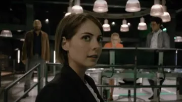 Le top blanc A.L.C. porté par Thea Queen (Willa Holland) dans Arrow S05E01