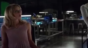 El top rosa de Felicity Smoak en Arrow