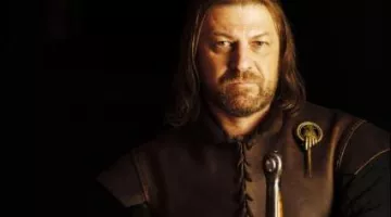 L'insigne de la Main du Roi de Ned Stark (Sean Bean) dans Juego de Tronos