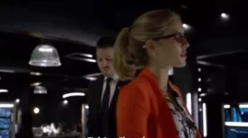 El top blanco y florido de Felicity Smoak en Arrow