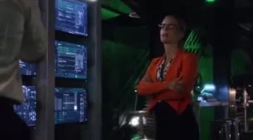 The orange vest with collar wide open of Felicity Smoak in the series Arrow