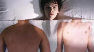 La couette de Tony (Nicholas Hoult) dans Skins