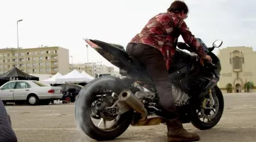 La chemise à carreaux rouge de Ethan Hunt (Tom Cruise) dans Mission : Impossible - Rogue Nation