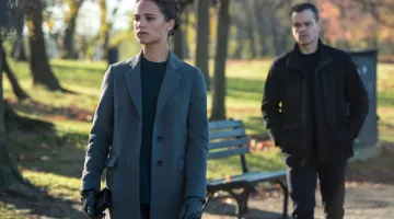 The grey coat Heather Lee (Alicia Vikander) in Jason Bourne