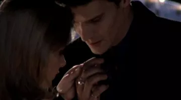 The ring Buffy Summers (Sarah Michelle Gellar) in Buffy the vampire slayer