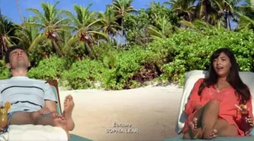 La tunique de plage rose après mariage de Cece Parekh (Hannah Simone) dans New Girl