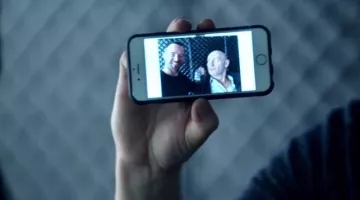The smartphone Apple of Kurt Weller in Blinspot