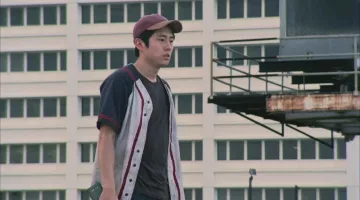 Borgoña y gorra de oro de Glenn Rhee (Steven Yeun) en The Walking Dead S01E02