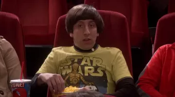 The yellow t-shirt Star Wars worn by Howard Wolowitz (Simon Helberg) The Big Bang Theory S09E11