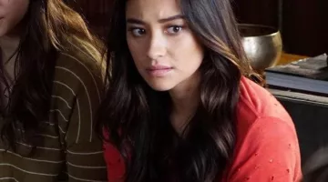 Le top rouge Iro d'Emily Fields dans Pretty Little Liars