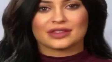 The dress bordeau Kylie Jenner in The Incredible Family Kardashian