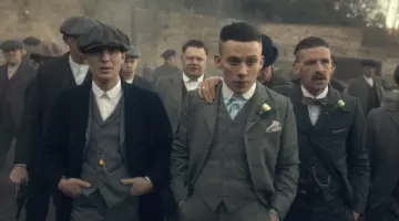 The costume of the marriage of John Shelby (Joe Cole) in Peaky Blinders S01E04