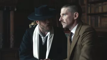 El traje marrón de 3 piezas de Arthur Shelby (Paul Anderson) en Peaky Blinders S03E05