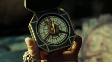 La brújula de Jack Sparrow (Johny Depp) en Pirata del Caribe: La maldición de la Perla Negra
