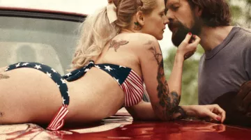 Le maillot de bain drapeau américain de Elise / Alabama (Veerle Baetens) dans Alabama Monroe