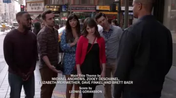 La tunique bleu clair avec motif blanc et noir de Cece Parekh Schmidt (Hannah Simone) dans New Girl