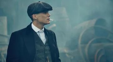 Le chapeau casquette style "baker boy" de Thomas Shelby (Cillian Murphy) dans la série Peaky Blinders (Saison 2 Episode 1)