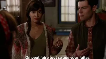 Le tee shirt gris/taupe/vert olive de Cece Parekh (Hannah Simone) dans New Girl