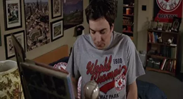 The t-shirt "Red Sox" of Ben (Jimmy Fallon) in Ground