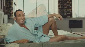 Le peignoir de Hubert Bonisseur de La Bath (Jean Dujardin) dans OSS 117 : Rio ne répond plus
