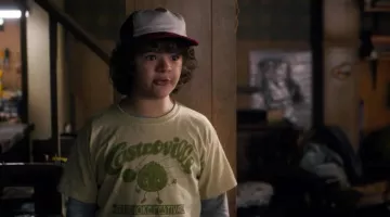 Le t-shirt Castroville de Dustin Henderson (Gaten Matarazzo) dans Stranger Things saison 1