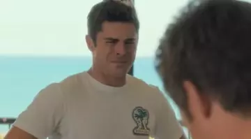 white t-shirt with printed colors worn by Zac Efron (Dave Stangle) in Out-of-Control