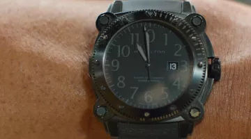 La montre Hamilton Khaki BelowZero de Bob Stone (Dwayne Johnson) dans Agents presque secrets