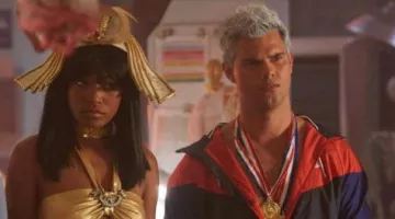 Chaqueta Nike de Cassidy Cascade (Taylor Lautner) en Scream Queens