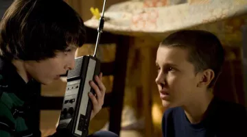 The walkie-talkie Mike Wheeler (Finn Wolfhard) in Stranger Things S01E08