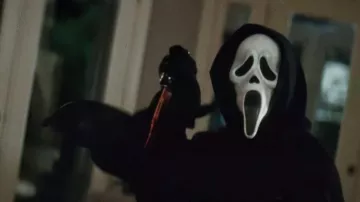 The famous mask is emblematic of the assassin / Billy Loomis (Skeet Ulrich) in Scream