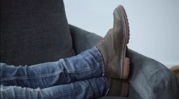 El par de botas Timberland de la serie Easy (S01E04)