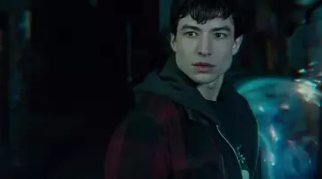 La veste à carreaux de Flash (Ezra Miller) dans Justice League